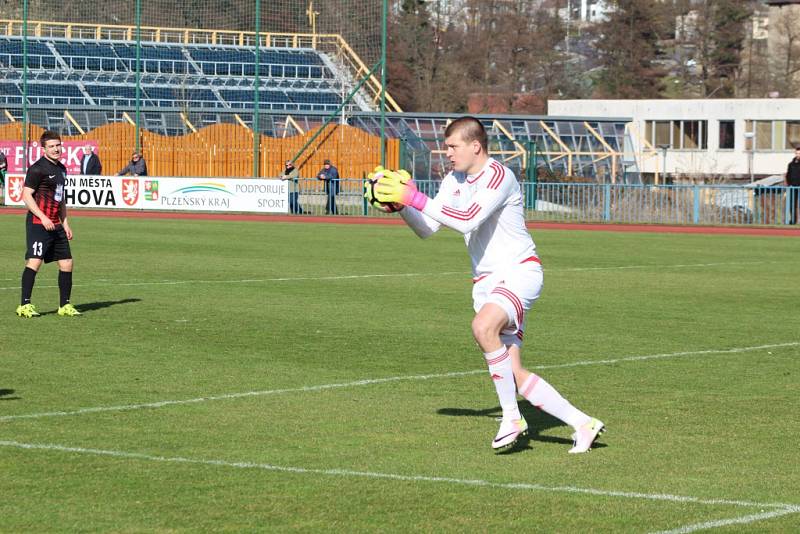 Fotbalisté FK Tachov (v červených dresech) zvítězili potřetí v řadě, tentokrát to odnesla středočeská Dobrovice.