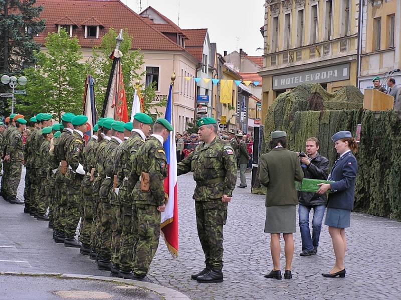 Archivní snímky z posledního vystoupení výcvikového střediska ve Stříbře před jeho ukončením. Akce se konala 11.6.2005 při stříbrských slavnostech. í.