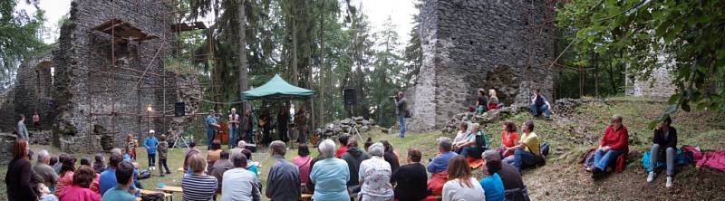 Zřícenina hradu Volfštejn pod Vlčí horou u Černošína se stala dějištěm tradičního Svatojánského večera. 