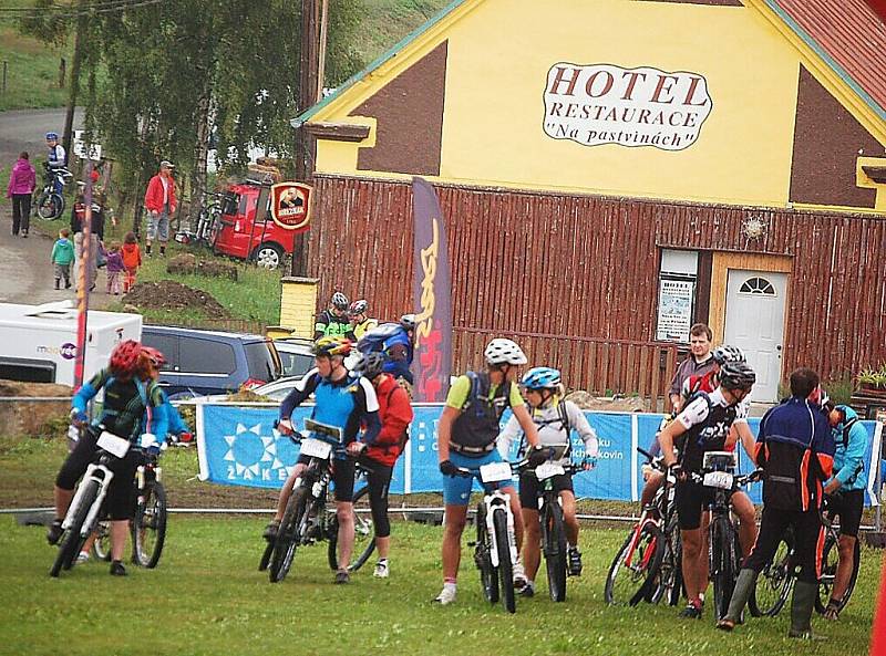 V Nové Vsi u Přimdy startoval Superior Bike Adventure, bodovací cyklistický závod dvojic.