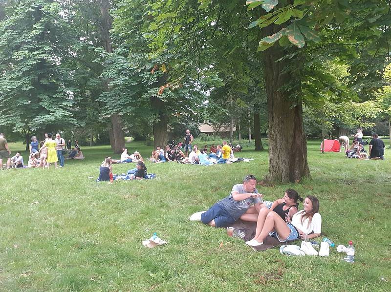 Vůně linoucí se na každém kroku a z každého koutu, skvělá nálada, příjemná hudba a plná spokojená břicha. O tom byl především druhý ročník Food festivalu v Sokolově, který se konal přímo v zámecké zahradě.