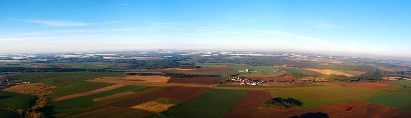 Paragliding je letecký sport. Provozují ho i na letišti v Erpužicích nedaleko Stříbra.