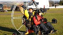 Paragliding je letecký sport. Provozují ho i na letišti v Erpužicích nedaleko Stříbra.