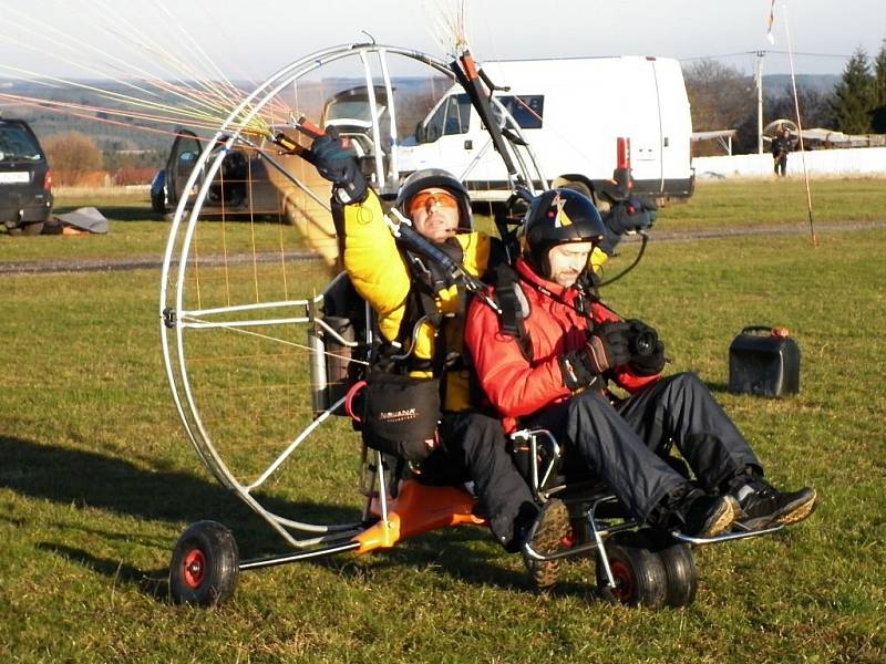 Paragliding je letecký sport. Provozují ho i na letišti v Erpužicích nedaleko Stříbra.