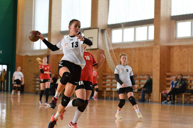 Žákovská liga starších žákyň - Slavoj Tachov (v bílém).