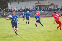 Fotbalisté Tachova (v modrém) proti Mochtínu.  