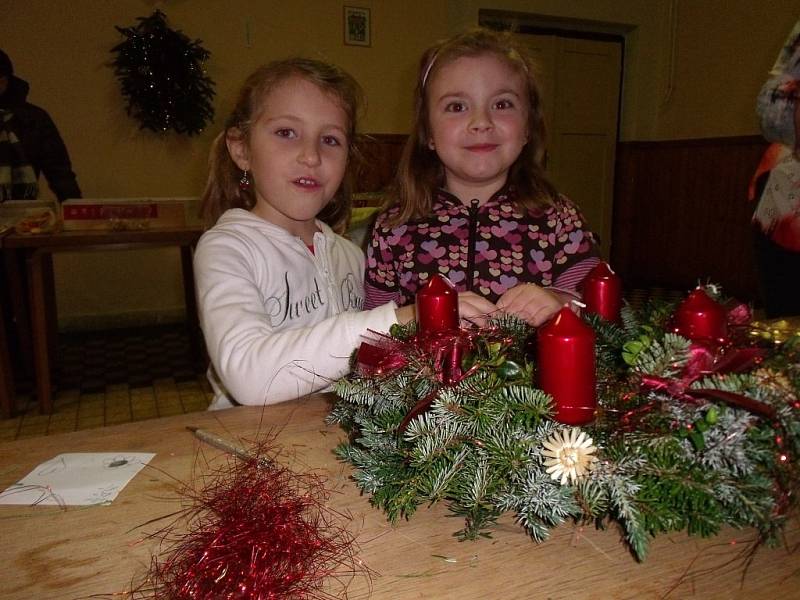 Karolína Havlíková a Elenka Košátková při výrobě vánočního věnce.