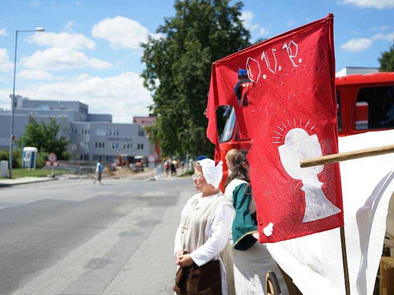 Druhý den Husitských slavností nabídl největší taháky, mezi které se rozhodně zařadil tradiční kostýmový průvod, bitva pod vrchem Vysoká, nebo vystoupení Adama Mišíka.