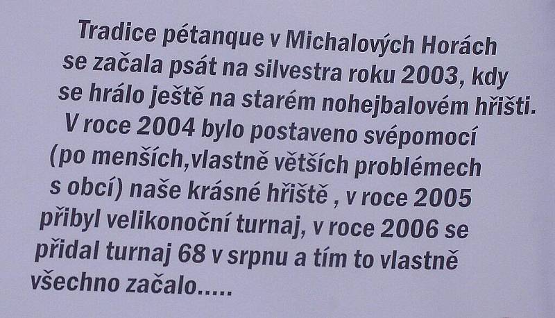 V Michalových Horách ožilo malé hřiště.