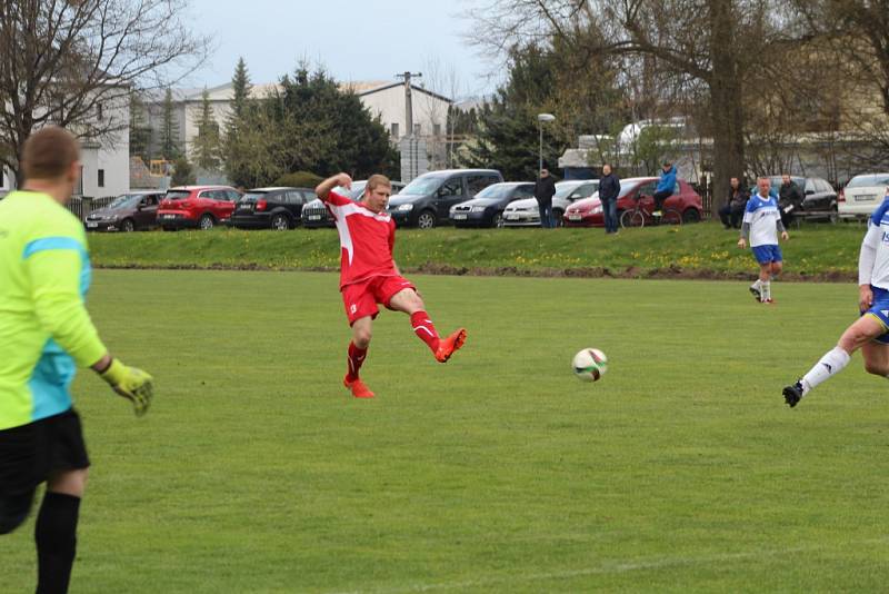 V derby mezi Chodovou Planou (v červeném) a Částkovem padlo devět gólů. Z vítězství se radovali domácí, kteří vyhráli 6:3.