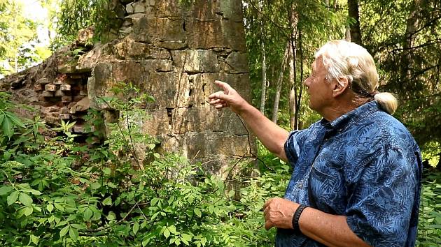 Josef Rídl ukazuje ruiny bývalé pece na pálení cihel.