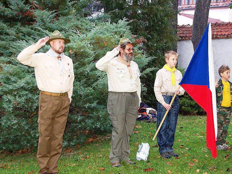 Vznik samostatné Československé republiky si v předvečer státního svátku připomněli tachovští skauti. 