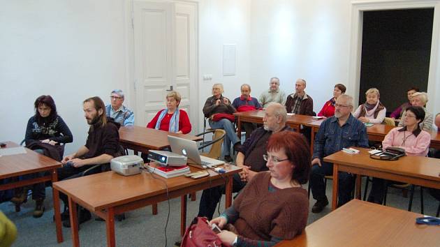 PRVNÍ FREKVENTANTI VZDĚLÁVACÍHO CYKLU Tachovská akademie usedli do lavic v úterý večer. Akademii uvedla přednáška Pavla Řepy na téma  Naši živočišní podnájemníci aneb Kdo s námi bydlí v Tachově? Pokračování následuje 17. února.