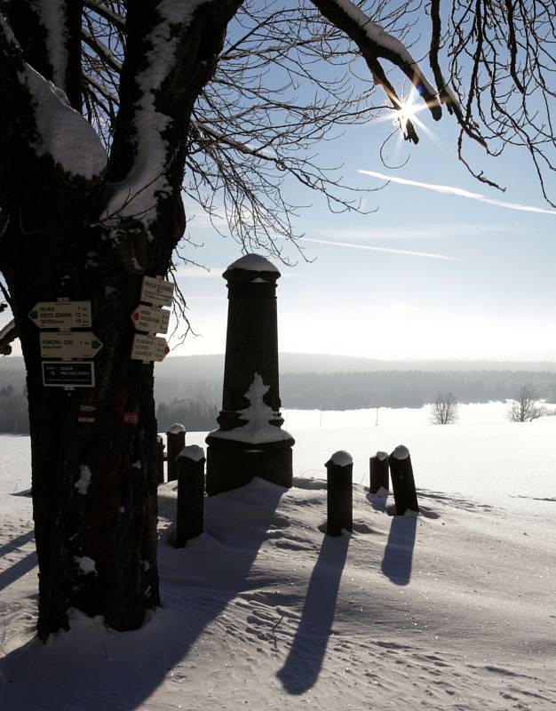 Böttgerův památník a jeho blízké okolí chce zvelebit obec Obora