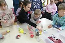 V rámci projektu Zdravé mlsání se školáci z Konstantinových Lázní sešli s bezdružickým cukrářem.