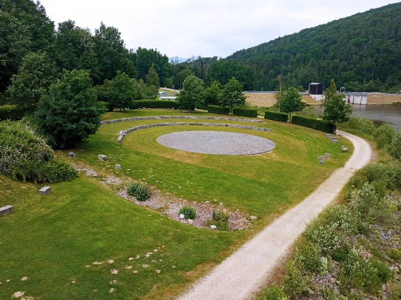 Pro ornitologa ráj, pro běžného turistu zážitek. To je Dračí jezero.