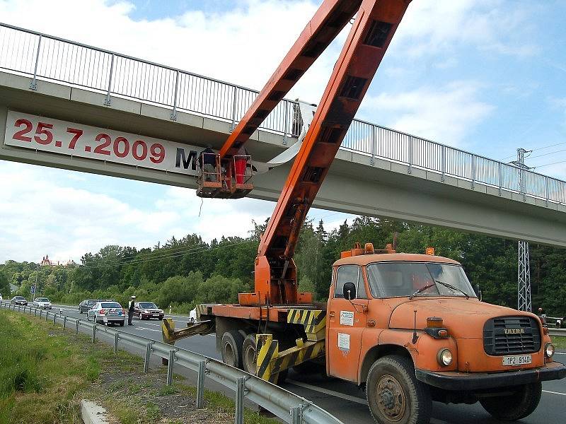 Největší poutač v historii Plané visí