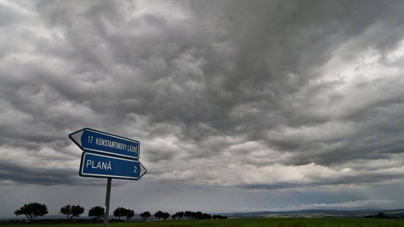 Bouřkové mraky nad Českým lesem a Slavkovským lesem. Záběry z Křížence na Tachovsku.