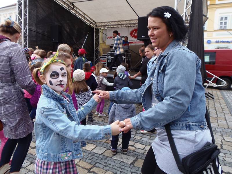 Rodiče tančili s dětmi na náměstí