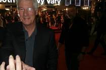 RICHARD GERE šel proti mě, podával mi ruku a mě se ruka s fotoaparátem začala třást, že je fotka rozmazaná, popsala příběh tohoto snímku jeho autorka, Bohuslava Mayová ze Stříbra.