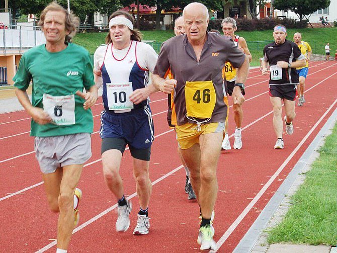 Na start tradičního závodu Stříbrská hodinovka se ve čtvrtek večer postavila dvacítka běžců. 