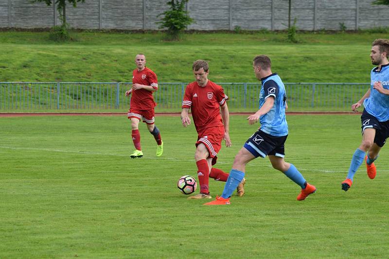 FK Tachov (červené dresy) doma zvítězil nad Českým lvem Union Beroun (modré dresy) 5:0.