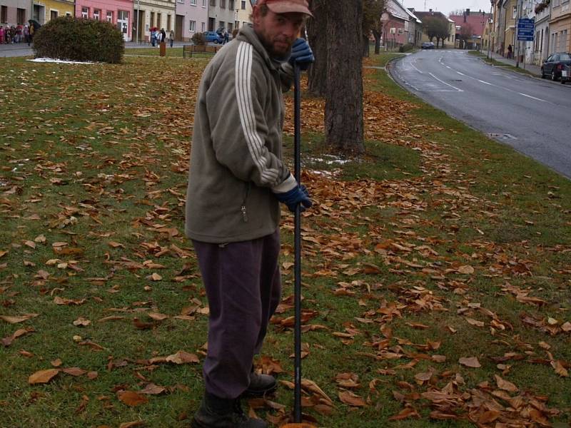 JEDEN Z PRACOVNÍKŮ černošínské údržby Roman Dobrocsanyi, který byl jedním ze stavitelů dílny, ve které nyní mohou mít zaměstnanci své zázemí.