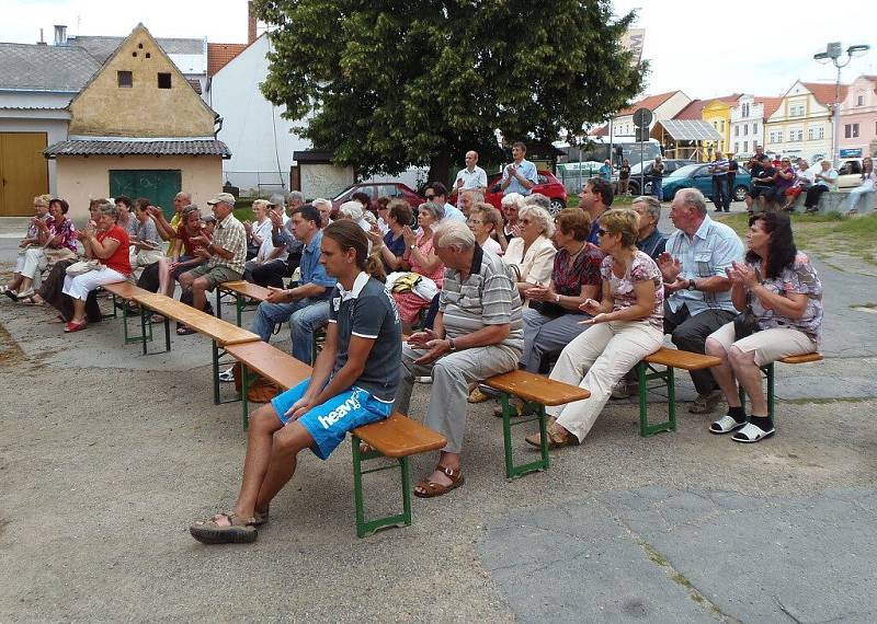 V rámci promenádních koncertů zahrála ve Stříbře na nádvoří před městským muzeem kapela Juvenka z Bezdružic. 