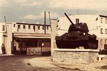 Tank stál na soklu před kasárnami v Tachově.
