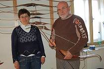 Jana Kolihová s manželem vyrábějí luky.