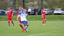 V derby mezi Chodovou Planou (v červeném) a Částkovem padlo devět gólů. Z vítězství se radovali domácí, kteří vyhráli 6:3.