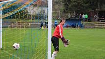 Tatran Chodov (ve žlutém) - TJ Chodský Újezd (v modrém) 2:2 (2:0), PK 3:4.