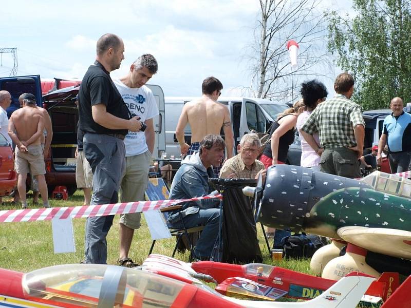 Letiště u Nového Dvoru hostilo modelářskou air show.