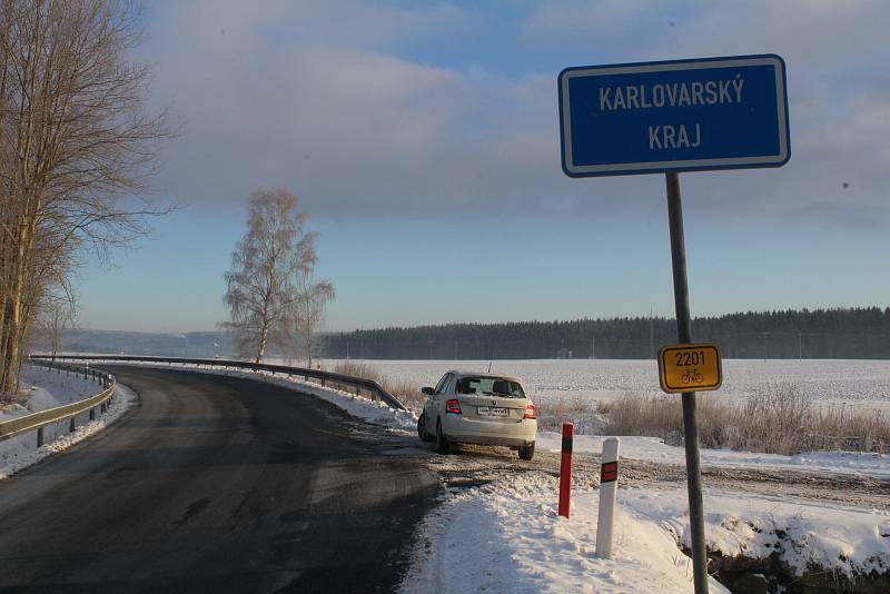 Mezi Tachovskem a Chebskem stojí na některých komunikacích policejní hlídky.