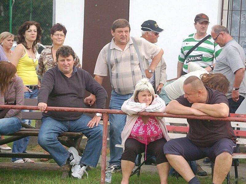 Sestupové a postupové tajenky rozhodla odvetná utkání baráží. Radovali se v Rozvadově z postupu do přeboru kraje.