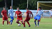 FK Tachov (v červeném) - FK Staňkov (v modrém) 6:1 (3:0).