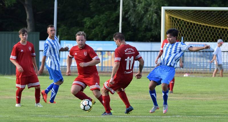 FK Tachov (v červeném) - FK Staňkov (v modrém) 6:1 (3:0).