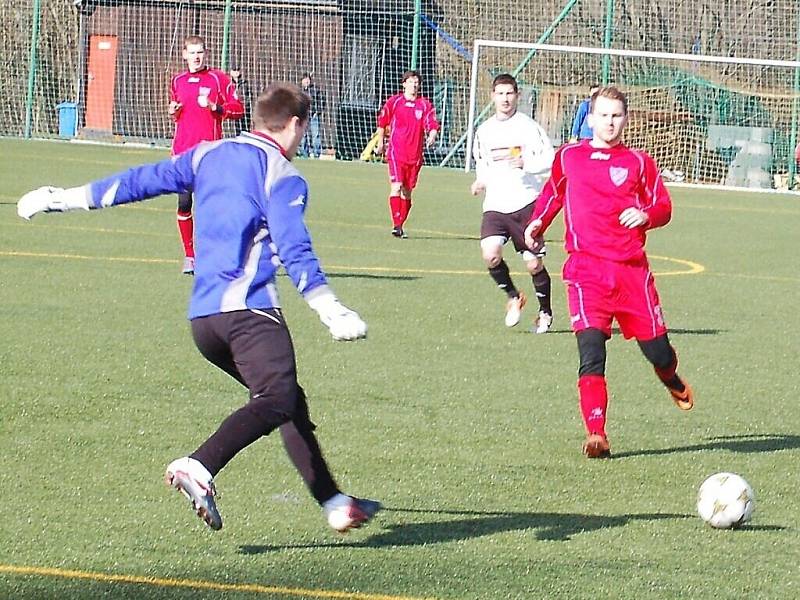 Přípravný zápas FK Tachov – Hvězda Cheb se hrál za slunečného počasí na umělé trávě v Tachově. 