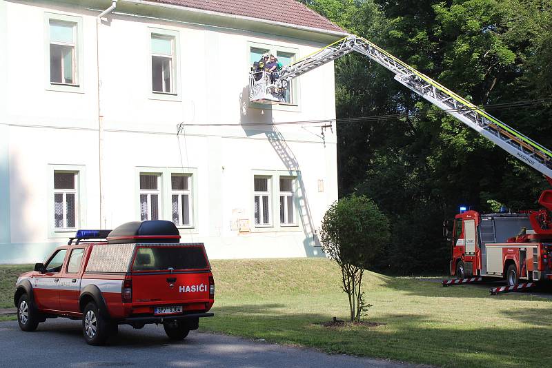 Hasičské cvičení ve škole v Světcích