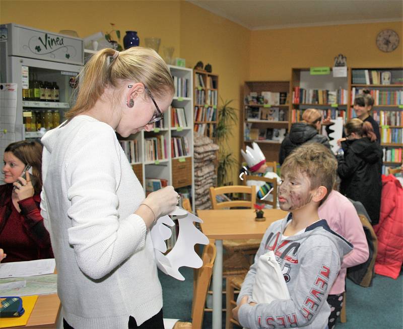 Šestnáct skupinek koledníků Tříkrálové sbírky v pátek navštívilo stovky domácností v Tachově.