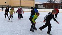 Prázdninový pátek si děti užily na ledě