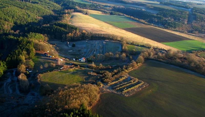 Paragliding je letecký sport. Provozují ho i na letišti v Erpužicích nedaleko Stříbra.