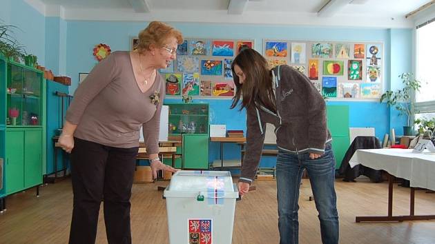 Členky jedné z tachovských volebních komisí, Jana Kvietoková a Mariana Šatrová (zleva) se právě chystají odpečetit urnu a začít počítat hlasy. V jejich volebním obvodu se pohybovala účast voličů kolem padesátiprocentní hranice. 
