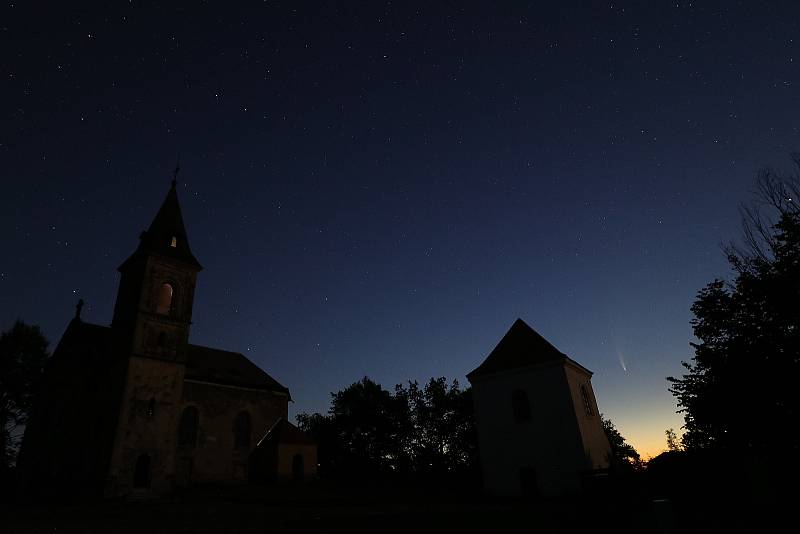 Kometa nad Ovčím vrchem a Krasíkovem.