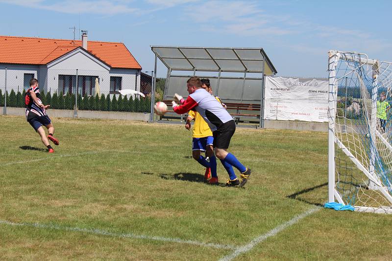 Na turnaji v malé kopané v Kostelci startovalo osm družstev, snímky jsou ze semifinálových utkání.