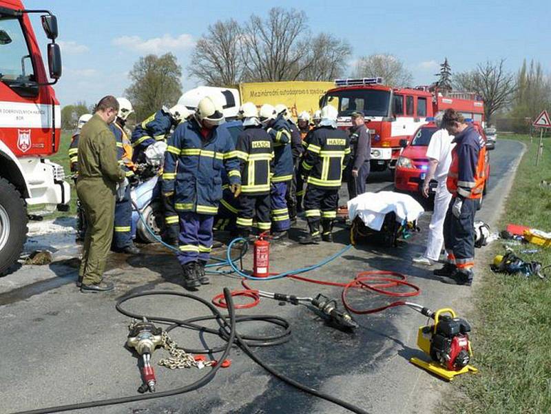 Smrtí třiadvacetiletého řidiče osobního automobilu skončil čtvrteční střet nákladního a osobního auta u Čečkovic u Boru na Tachovsku. 