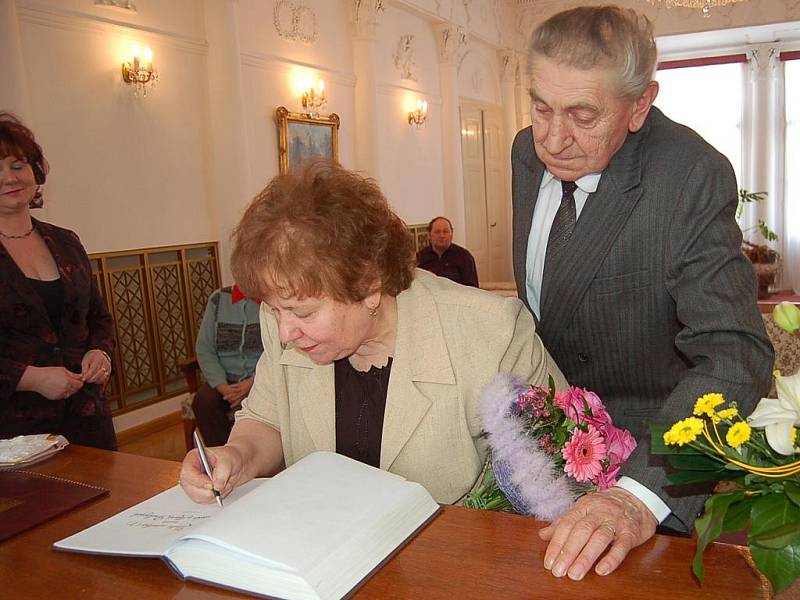 Padesát let společného života si v sobotu v poledne na tachovské radnici připomněli výměnou prstýnků a manželským polibkem Marie a František Pendlovi z Tachova.