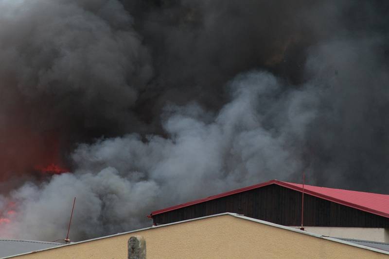 V Plané na Tachovsku hoří sklad plynových lahví, podle svědků jich explodovalo přes sto.