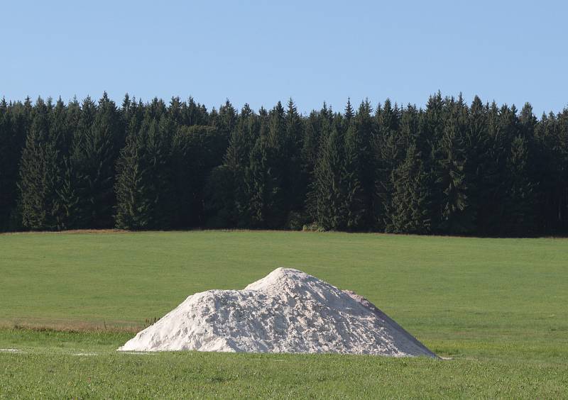 Dvě obří hromady vápnitého dolomitu vyrostly u Lesné a Staré Knížecí Huti. Poslouží k vápnění lesního porostu mezi těmito příhraničními obcemi  na Tachovsku.