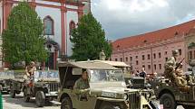 V pondělí dorazil na náměstí do Tachova a Boru konvoj vojenských historických vozidel z Military Car Clubu Plzeň